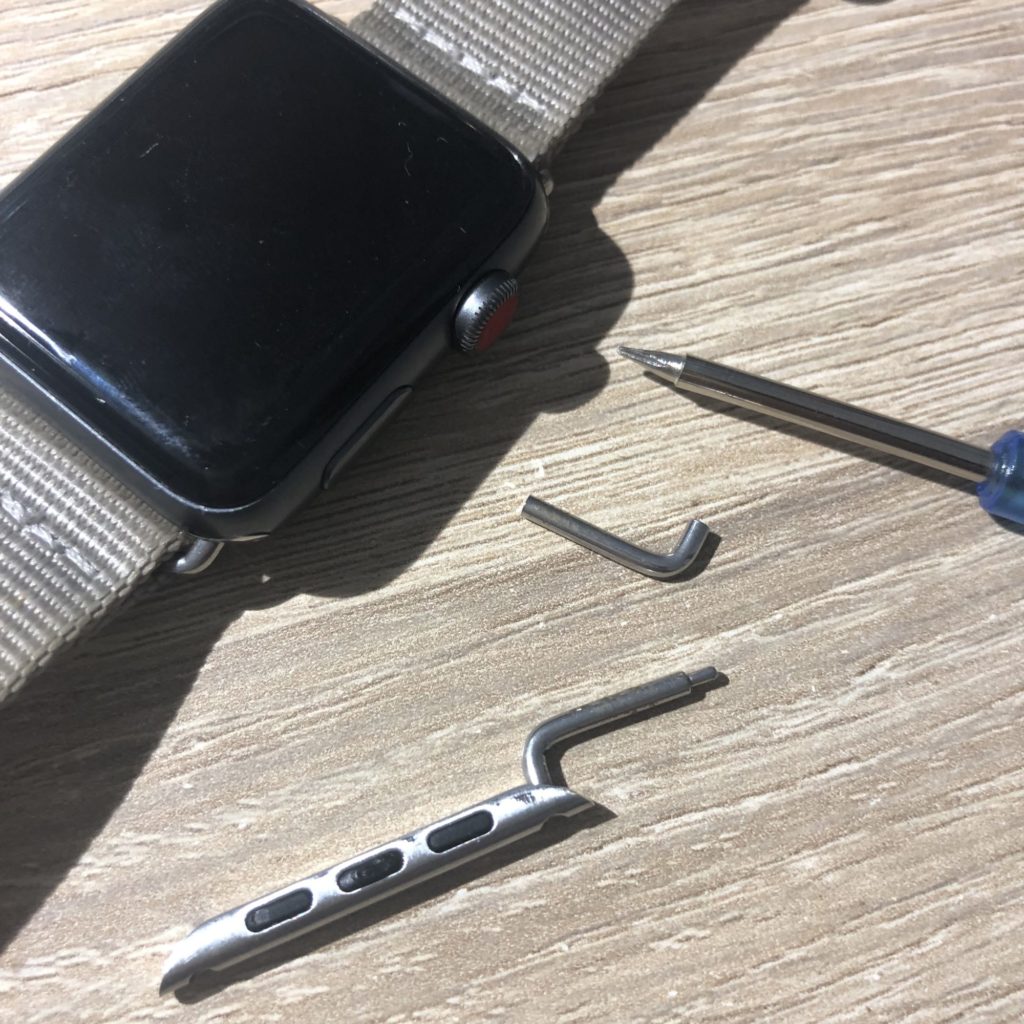 Apple Watchのバンドの金具が崩壊！ネジがゆるんですぐ取れるようになって、ついにネジ紛失・・・からの復活！ – とあるアラフォーの書斎から
