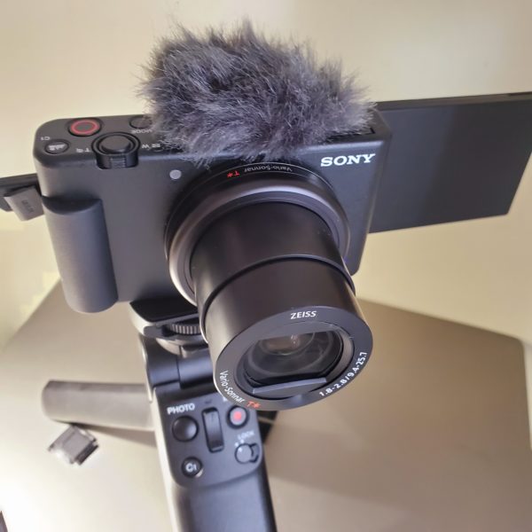 SONYのVlog向けデジタルカメラ「VLOGCAM ZV-1」のモフモフ（ウインドスクリーン）の着け方がわからない人、いるよね？5